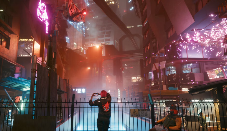 Foto de uma mulher fazendo o símbolo de um coração em uma cidade futurística cheia de neon, luzes rosas e fumaça